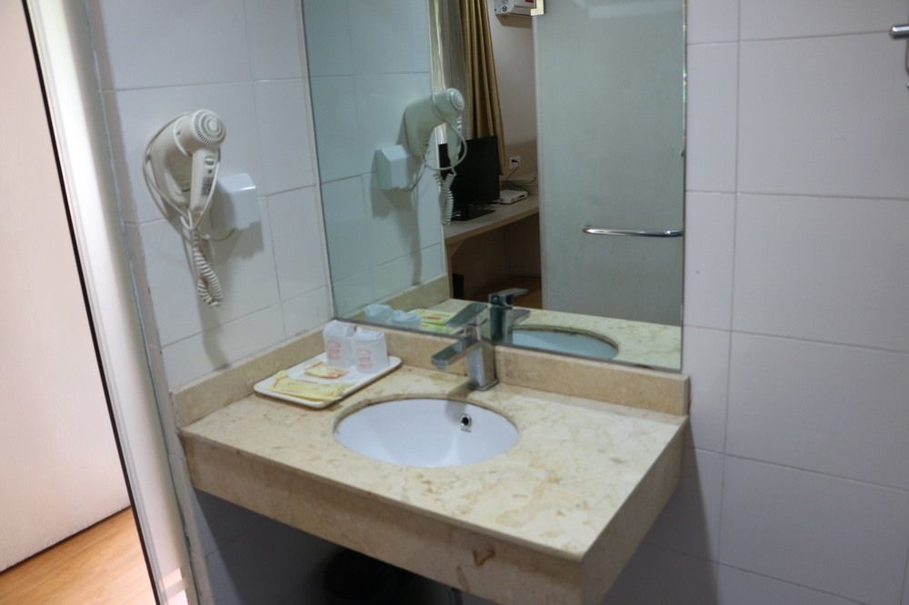 Yixin Business Hotel Гуанчжоу Экстерьер фото